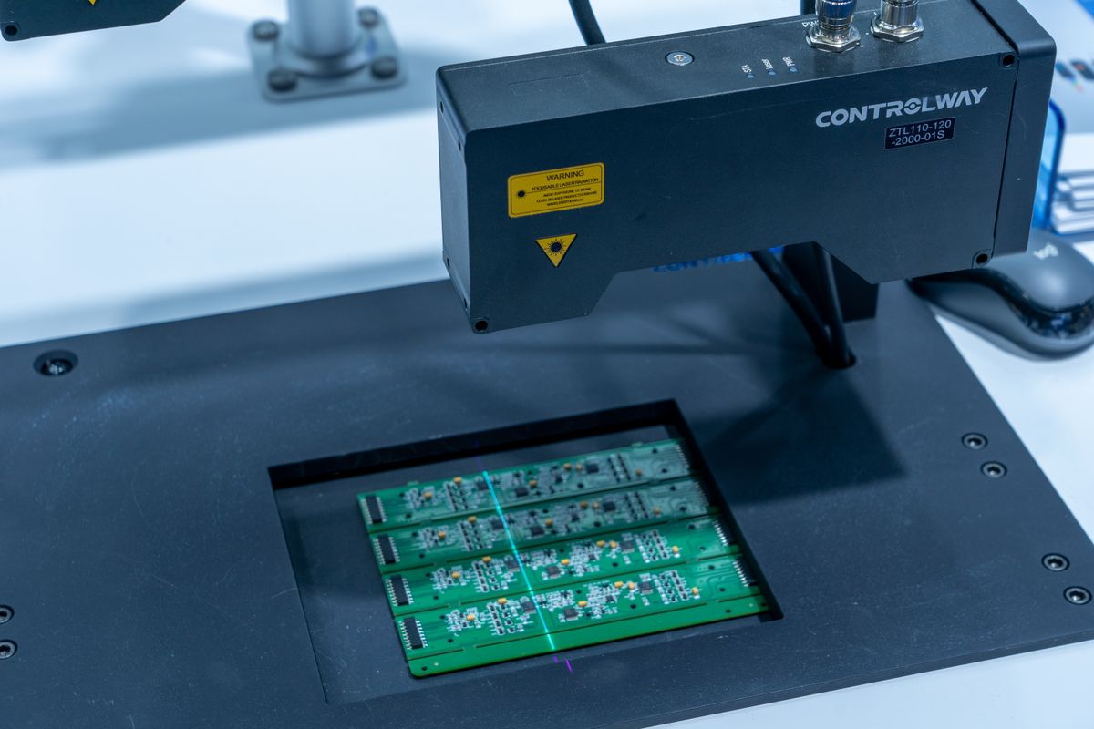 Optical inspection system examining a circuit board