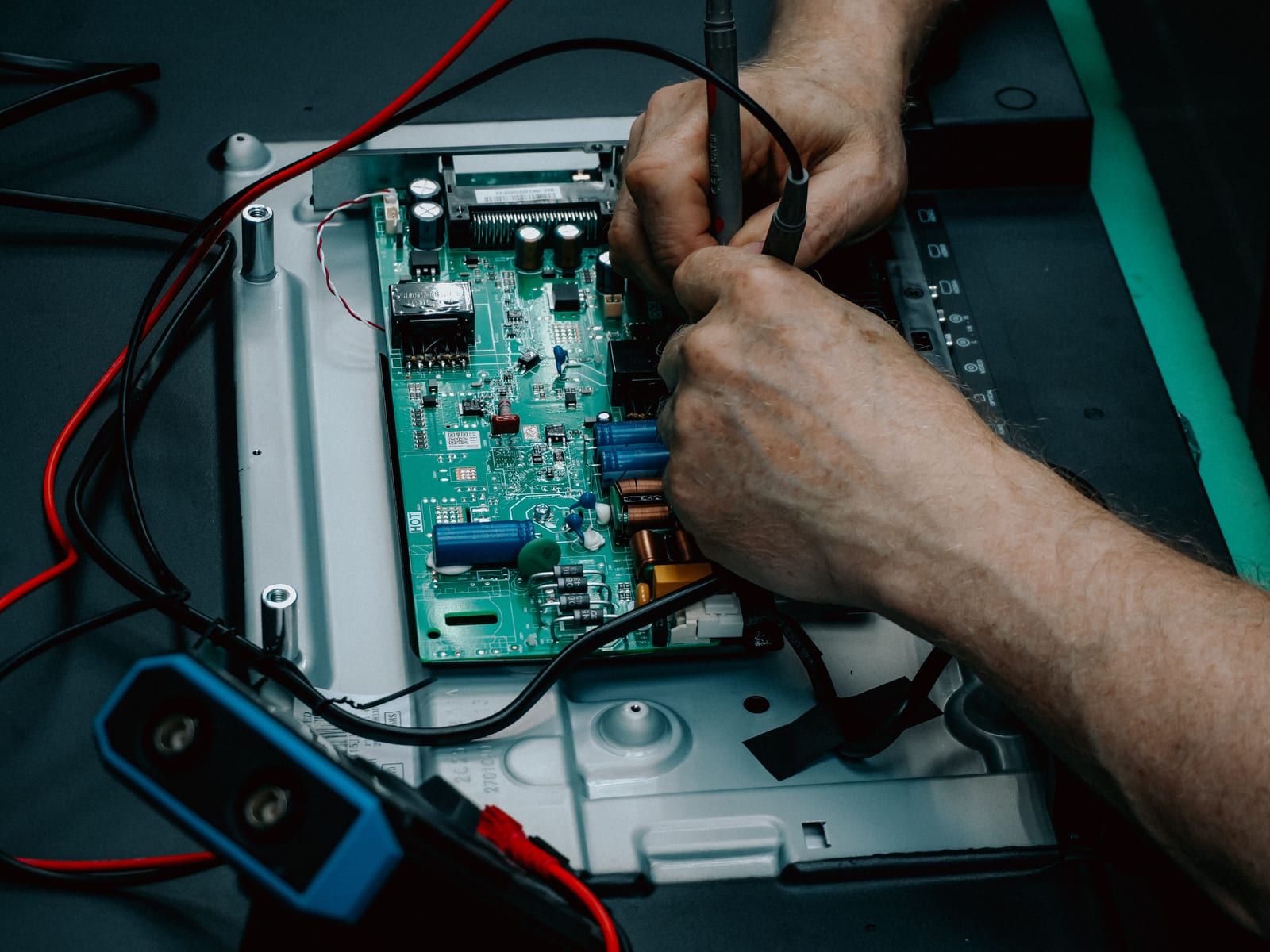 Hands-on diagnostic work during a hardware-level repair procedure