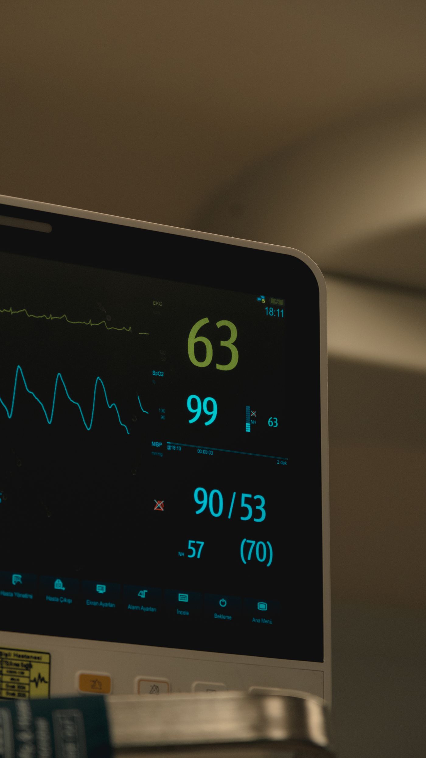 Patient monitoring equipment display in a clinical setting