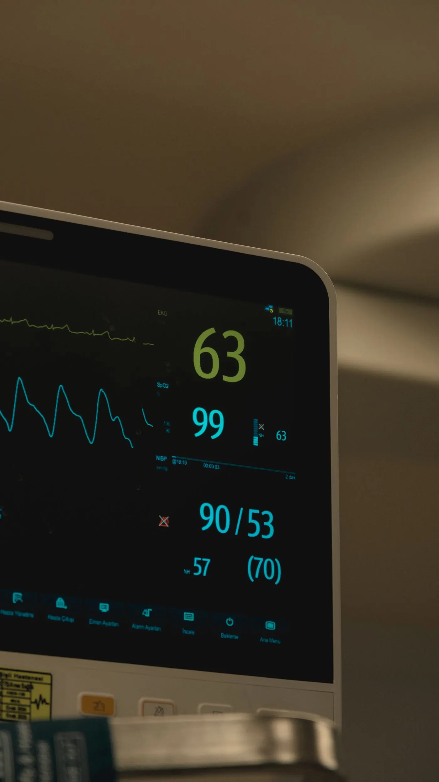 Patient monitoring equipment display in a clinical setting