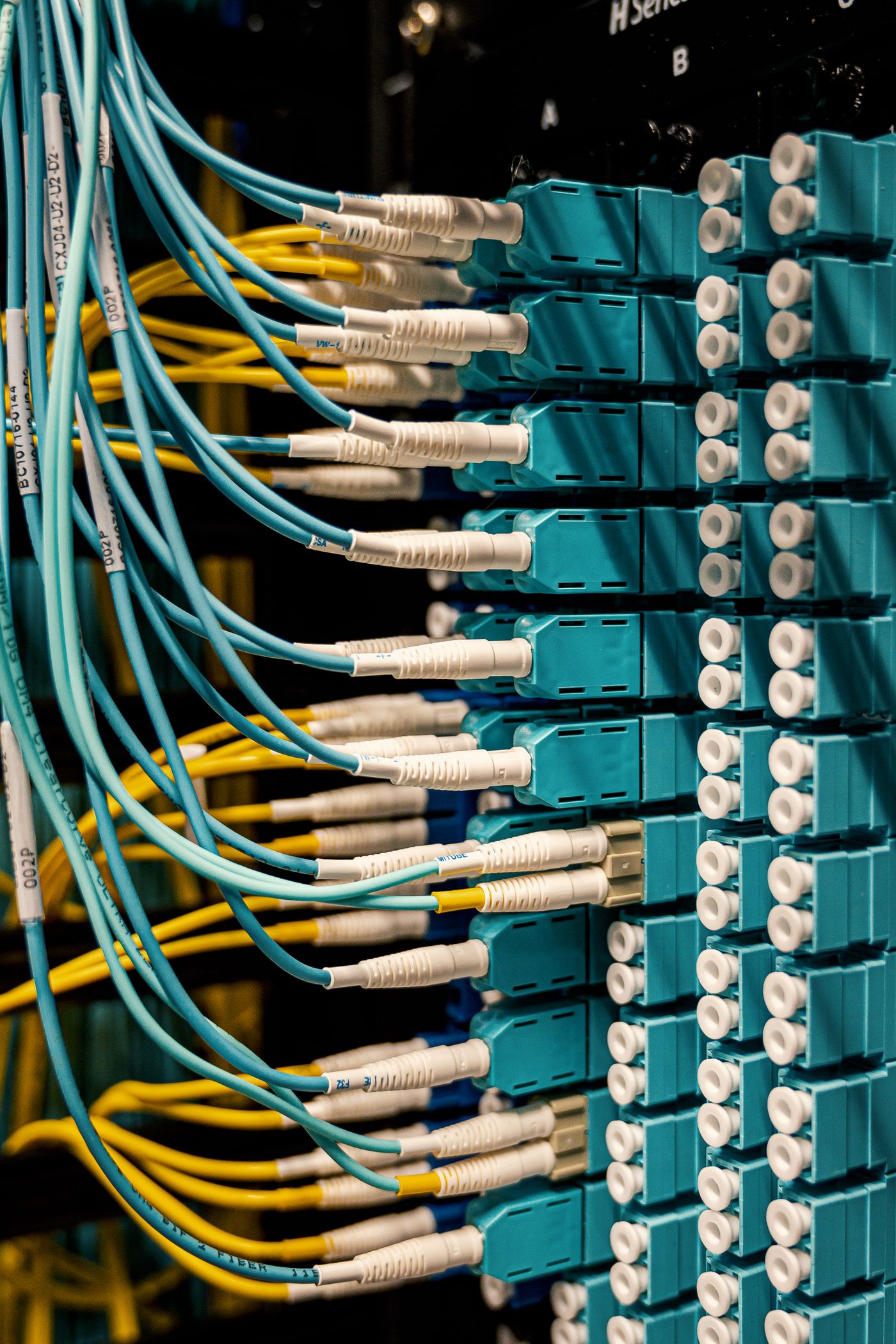 Carrier-grade fiber optic patch panel and routing hardware