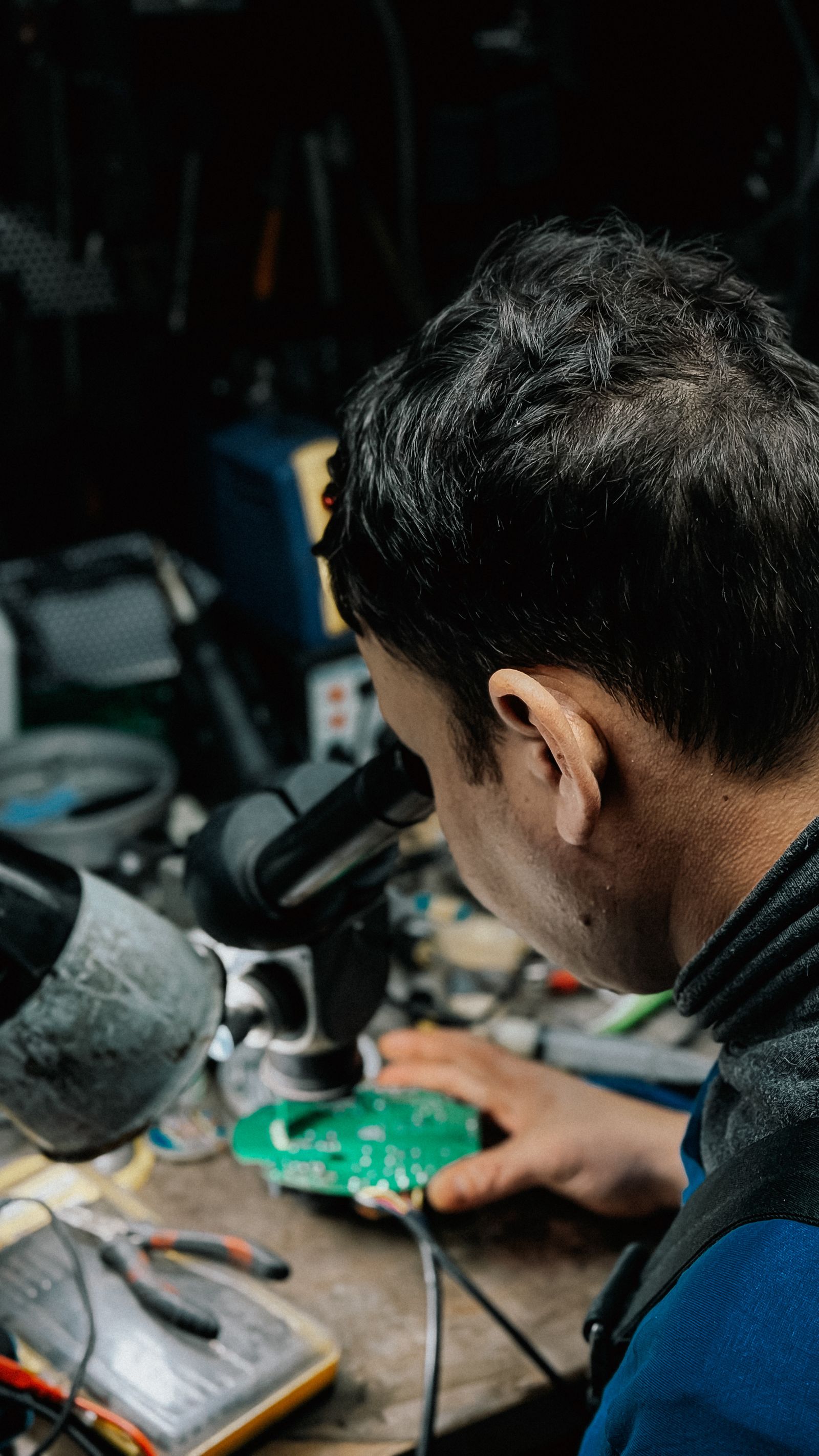 Microscope inspection of a component during failure analysis