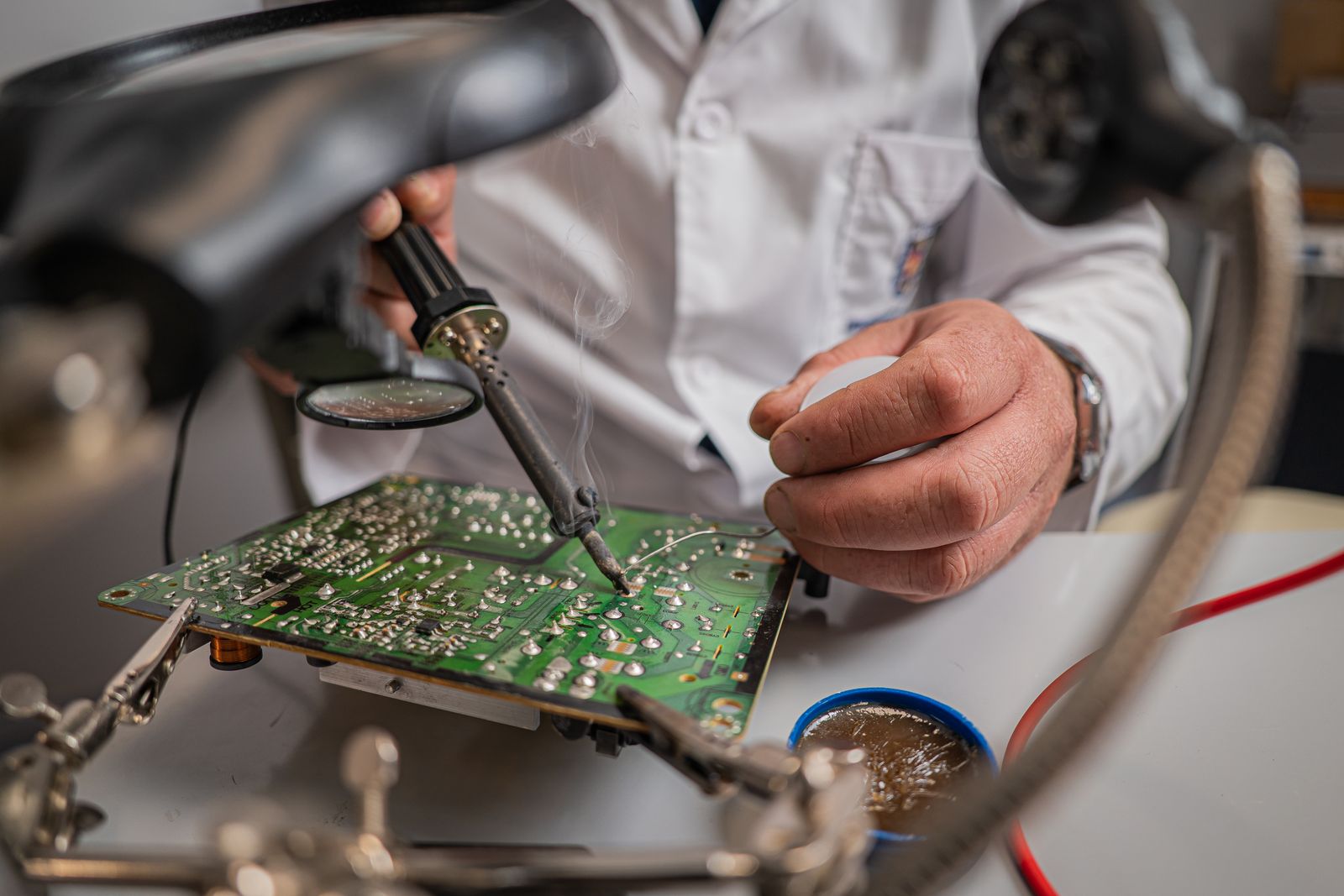 Fine-pitch soldering during PCB rework